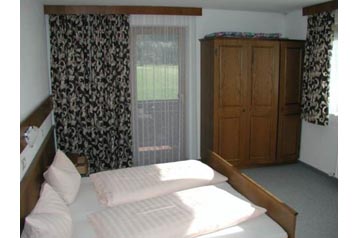 Austria Privát Bach, Interno